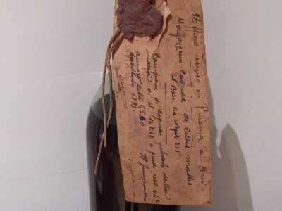 Una bottiglia di cognac del 1893 con sigillo della Regia Dogana (foto di Ottavio de Cillis)